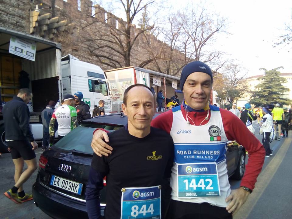 Un'immagine molto rara: Ruggiero Isernia presente ad una gara su strada! A Verona ne approfitta per regalarsi un pb nel giorno del suo compleanno! Molto meno raro invece vedere Daniel Facchinelli (con lui nella foto) alla ventesima Maratona in stagione..