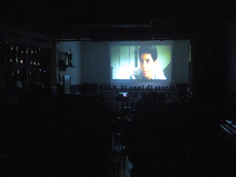 Buio in sala e concentrazione durante la prima serata di proiezioni.