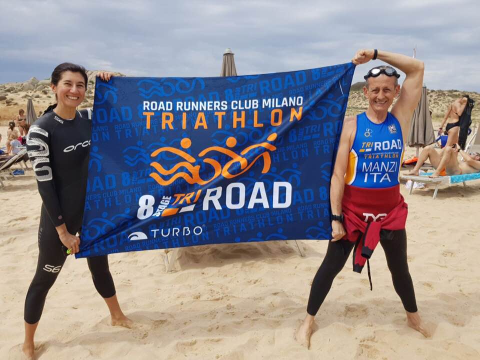 Monica e Alessandro sulla spiaggia di Chia, in perfetto outfit Road Runners