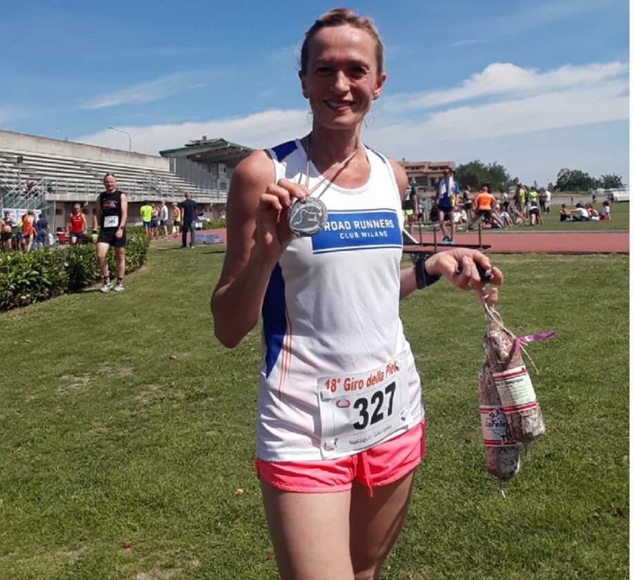 La nostra bella Giuliana mostra la medaglia e il ricco premio del Giro della Pietra di Bismantova..