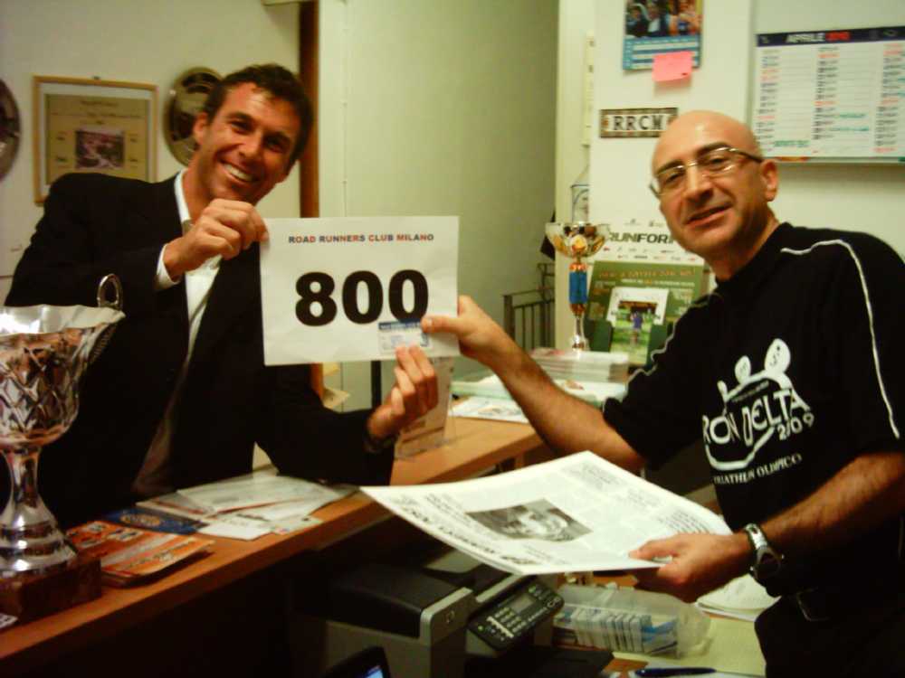 Il socio n° 800 alla consegna della tessera del Club