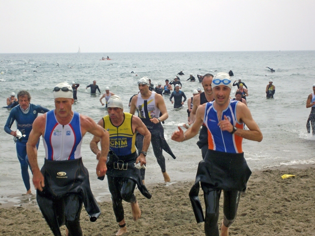 Marco Bagai Battaini, neo leader del GP Triathlon, al termine della frazione natatoria