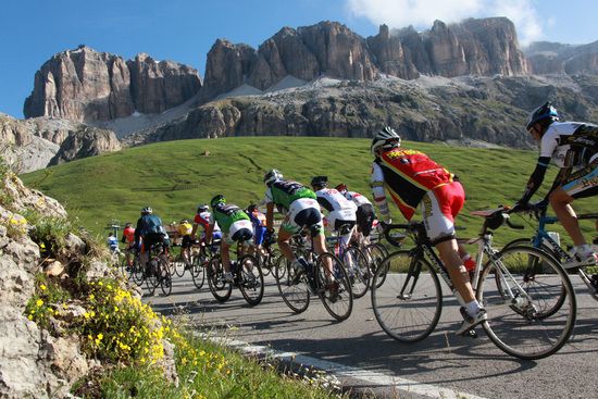 Ciclisti in azione sul Pordoi