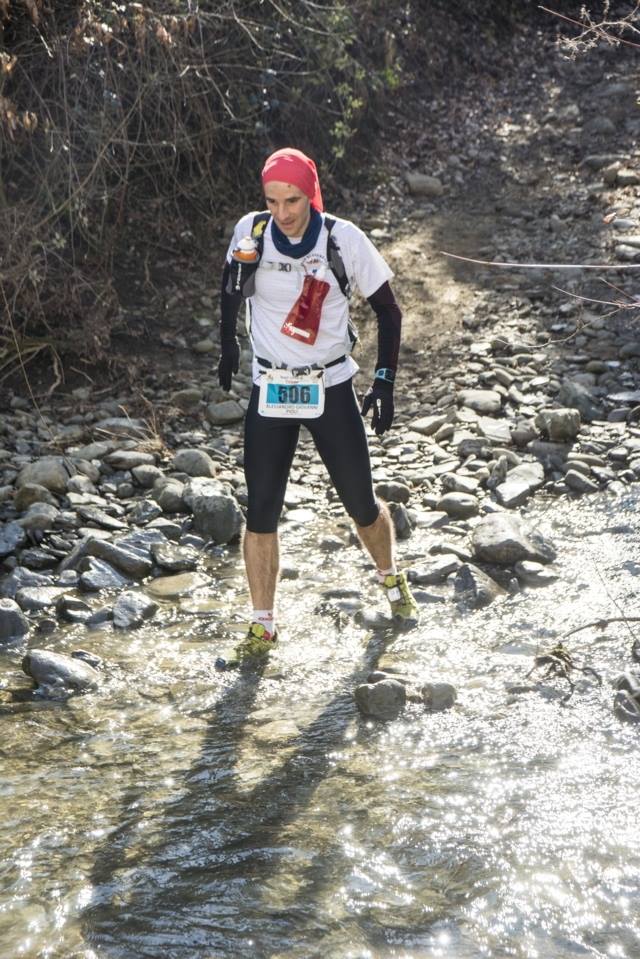 Non solo salite e discese: anche torrenti da guadare al Trail di Cortona. Qui il nostro Alessandro alle prese con le acque del Nestore