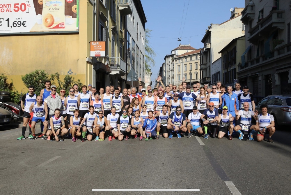 La classica foto di rito pre-Stramilano, col gruppone Road che invade tutta via Canonica!