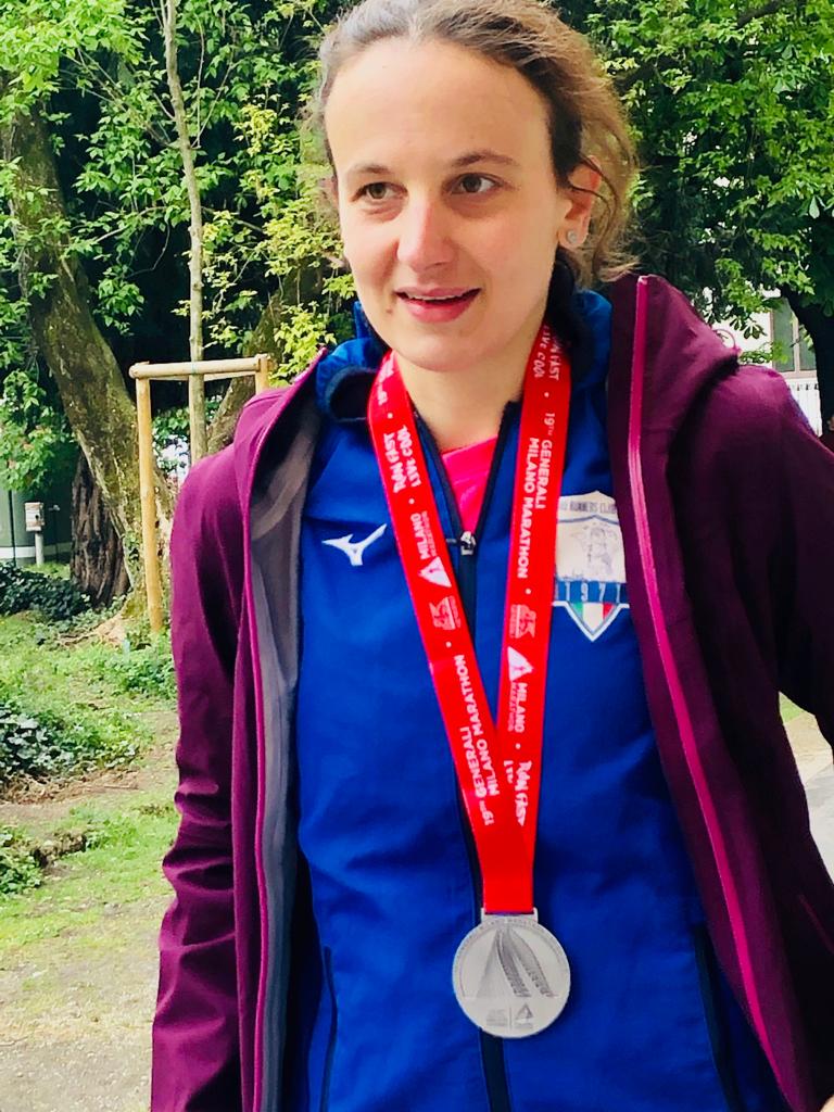Laura, fresca campionessa sociale, con al collo la medaglia della Milano Marathon 2019 Laura, fresca campionessa sociale, con al collo la medaglia della Milano Marathon 2019