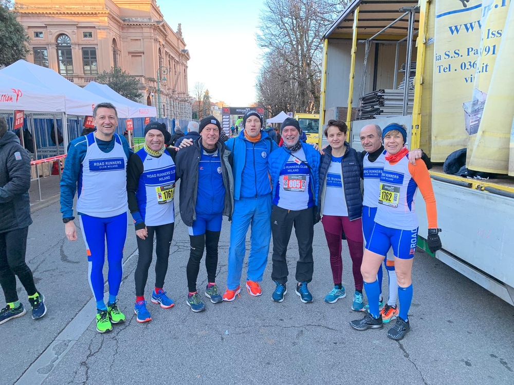 Il gruppo Road all'alba sul Sentierone di Bergamo: pochi ma buoni!