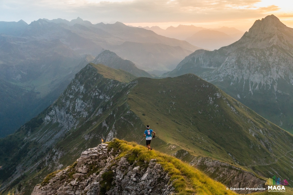 Maga Skymarathon: tratto in discesa dalla cresta del Monte Menna (foto tratta da pagina facebook Maga Skymarathon - credits Giacomo Meneghello)