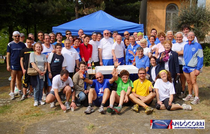 Una piccola parte del Gruppo Road intorno alla torta del 40°