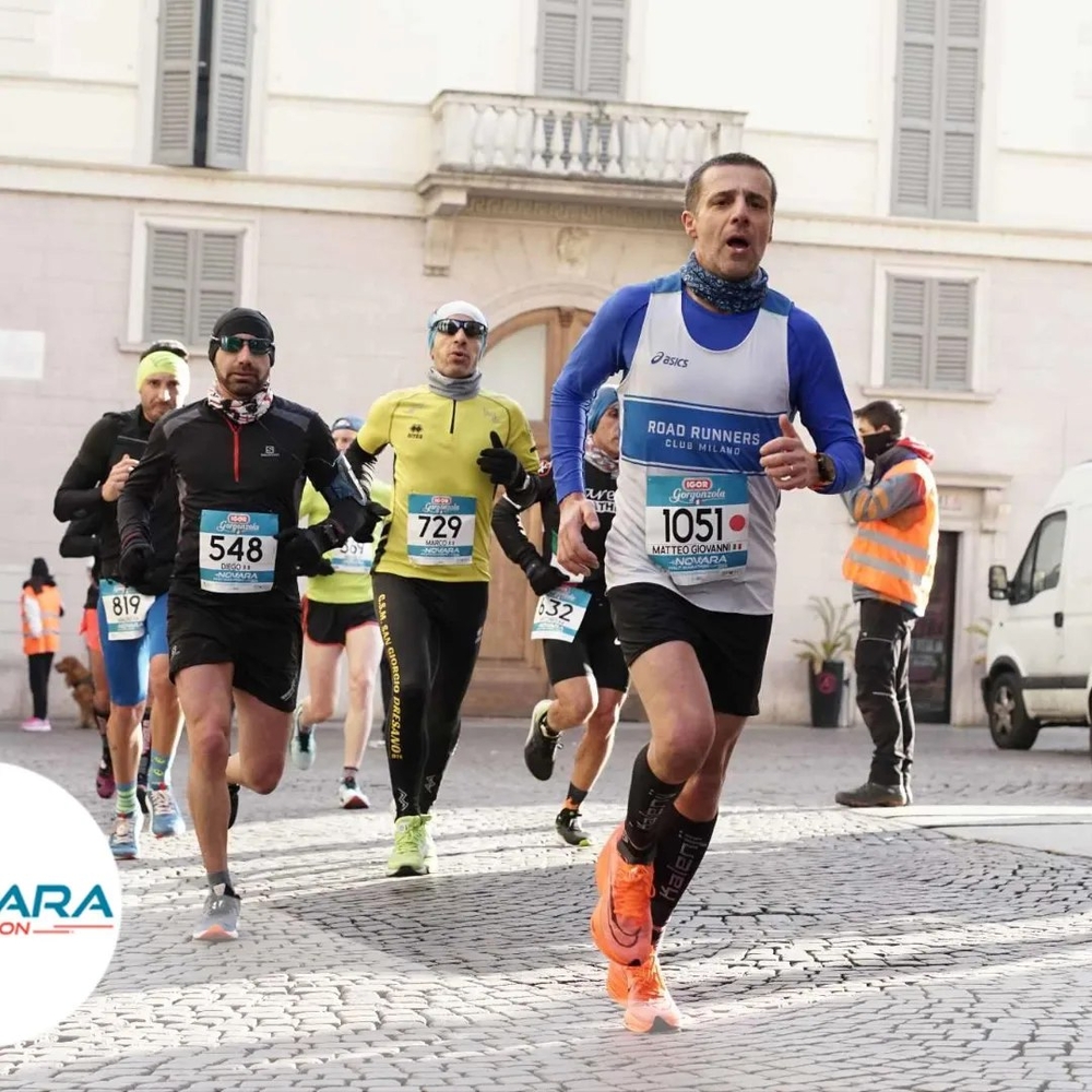 Matteo Iazzarelli lanciato verso il proprio PB sulle strade di Novara