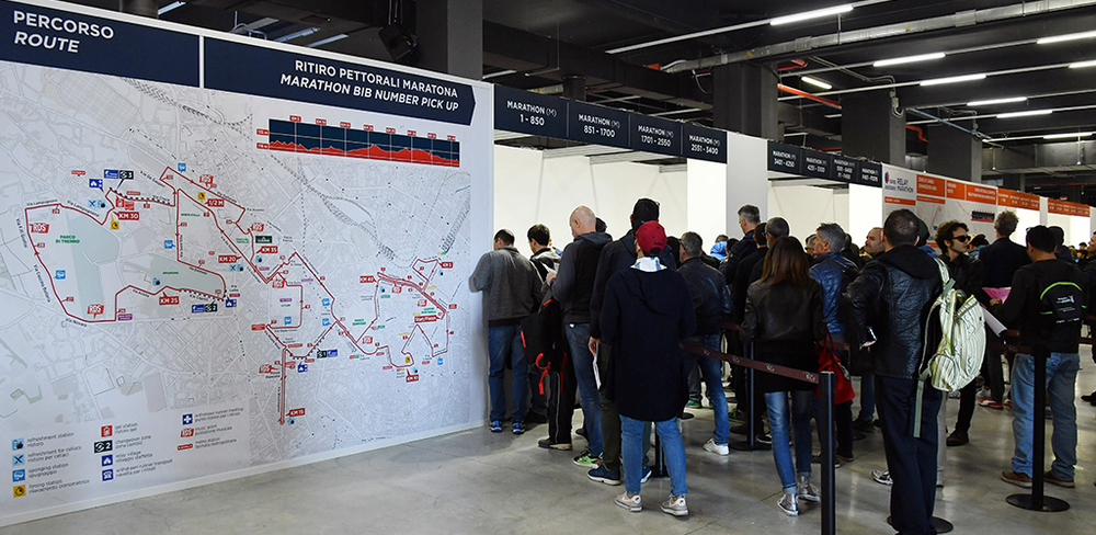 I primi maratoneti in fila per il ritiro pettorali agli stands del MI.CO I primi maratoneti in fila per il ritiro pettorali agli stands del MI.CO