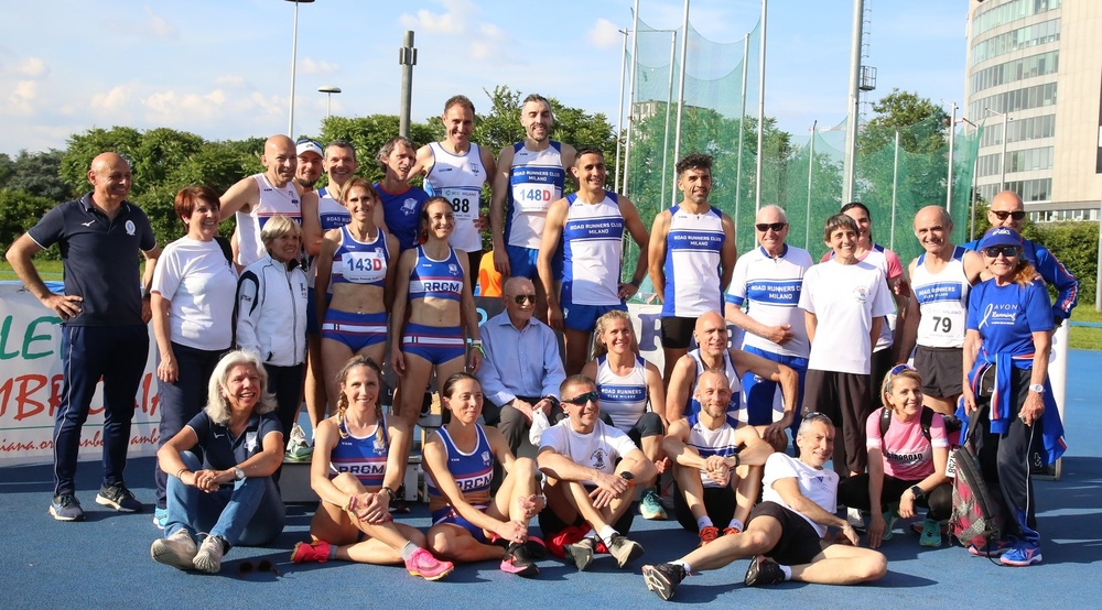 Foto di gruppo finale con le 4x400 e il Presidente Isolano Motta