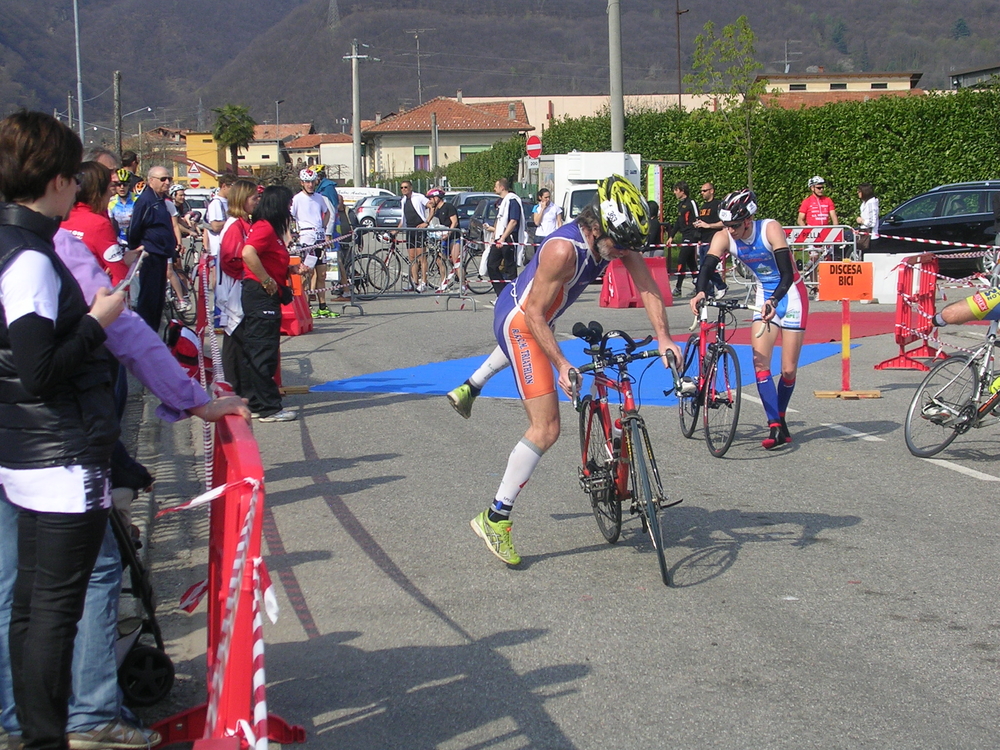 Sulla bici ci si zompa su in corsa, come fa il bravo Gian