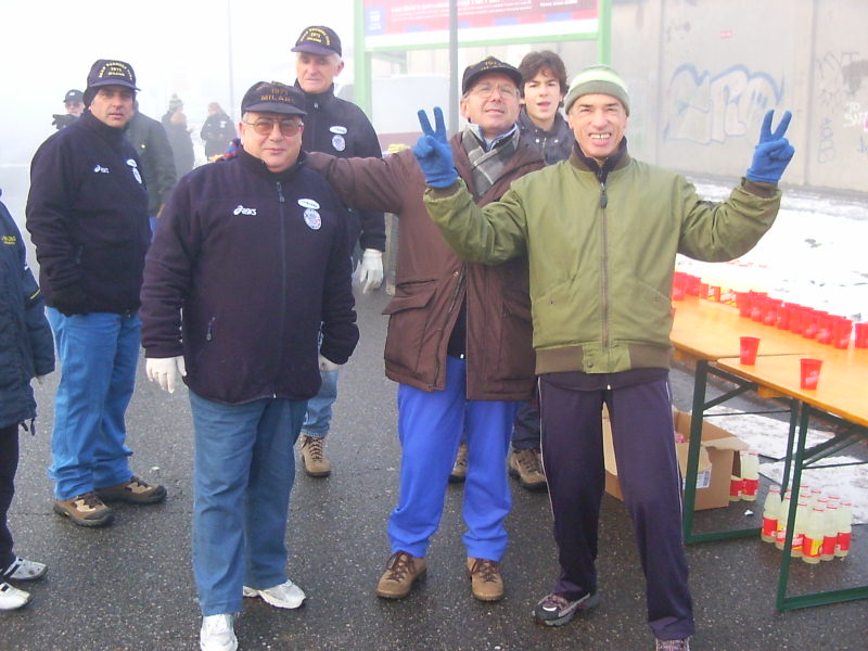 Gruppo di volontari Road aspettano l'arrivo dei maratoneti