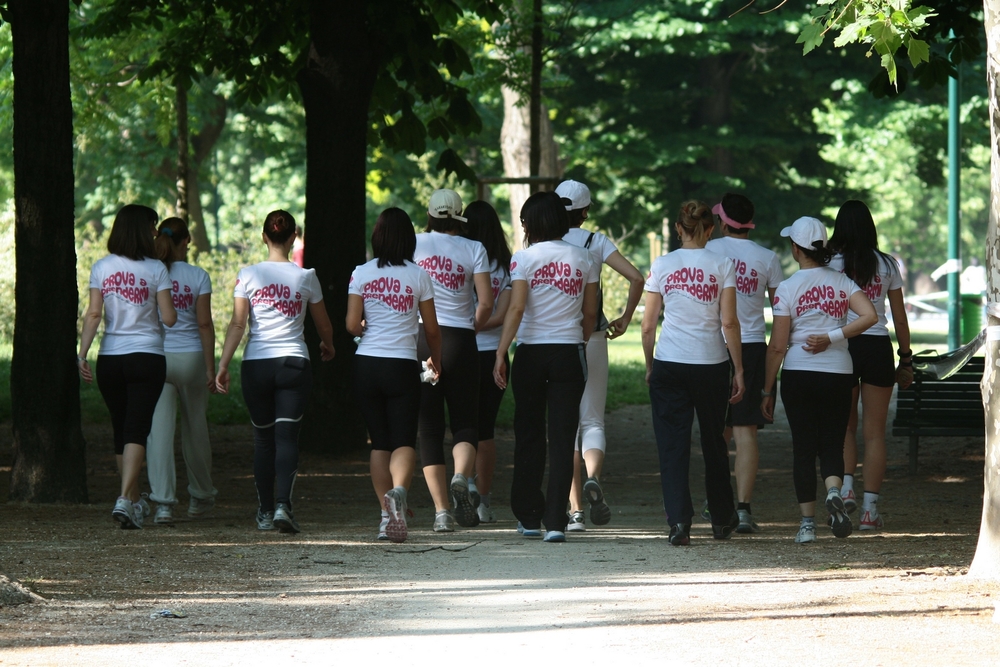le ragazze che camminano verso la loro sfida...