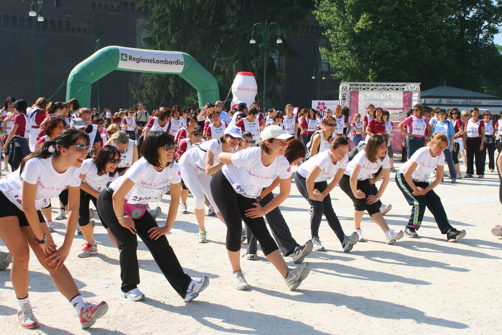 Ecco alcune ragazze durante il warm up prima dell'Avon Running dell'8 maggio
