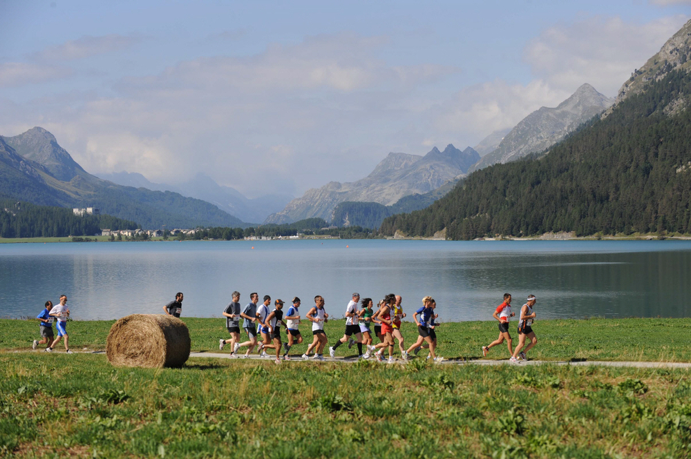 I concorrenti della Sommerlauf tra gli splendidi paesaggi dell'Engadina I concorrenti della Sommerlauf tra gli splendidi paesaggi dell'Engadina