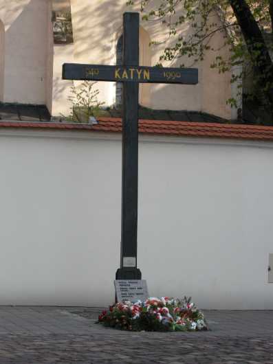 La croce in memoria delle vittime della strage di Kathyn