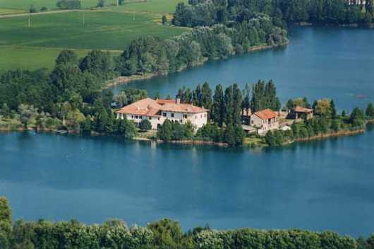 La  stupenda  cornice  del  Lago  Boscaccio  e  del  suo  parco  sede  della  partenza  e  dell′arrivo  della  gara.
