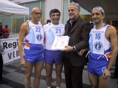 Formigoni riceve il gagliardetto e il libro di Costa
