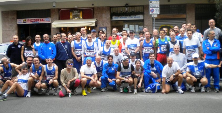 alcuni soci in posa davanti alla sede prima di correre la Stramilano 2011