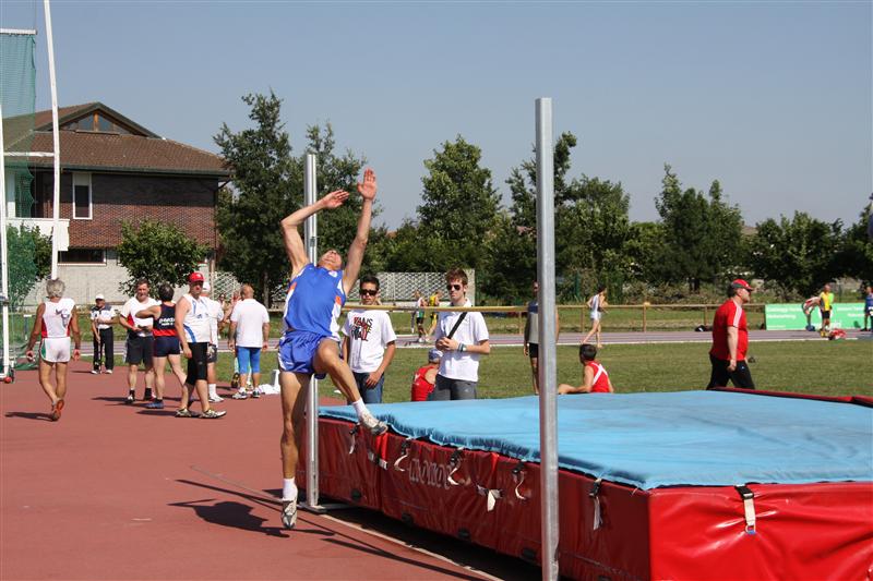 Franco Caltabiano impegnato nel salto in alto ai regionali 2011