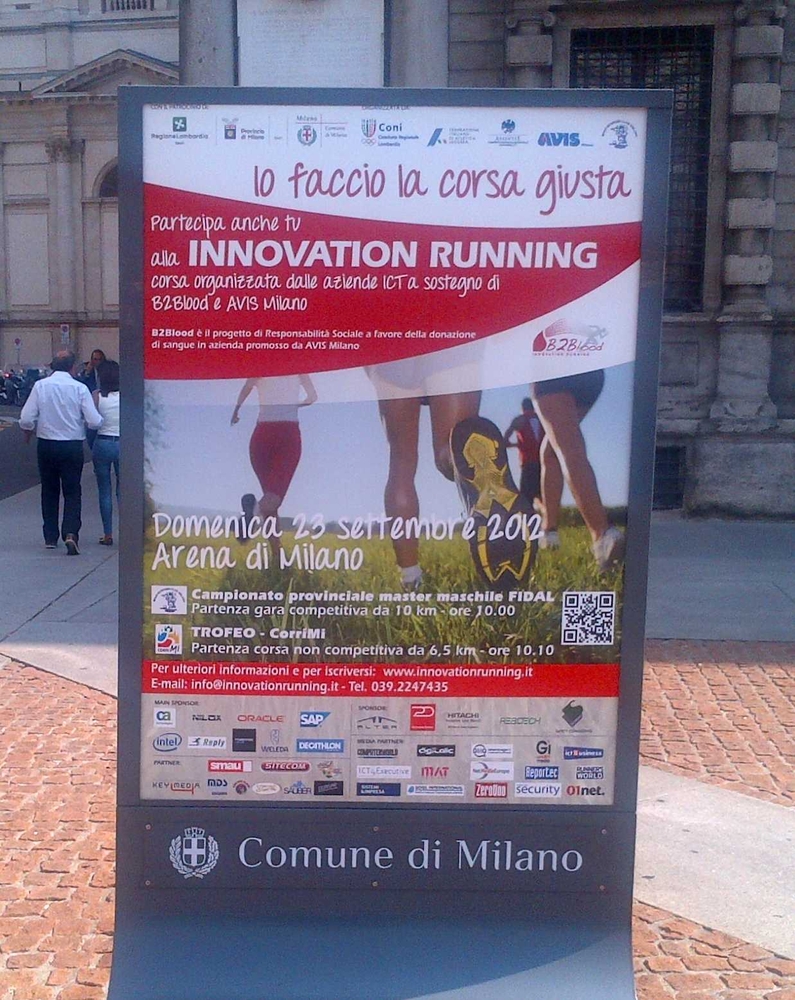 La locandina della gara in Piazza della Scala La locandina della gara in Piazza della Scala