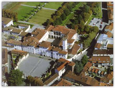 Veduta aerea di Piazza Esedra e Palazzo Borromeo