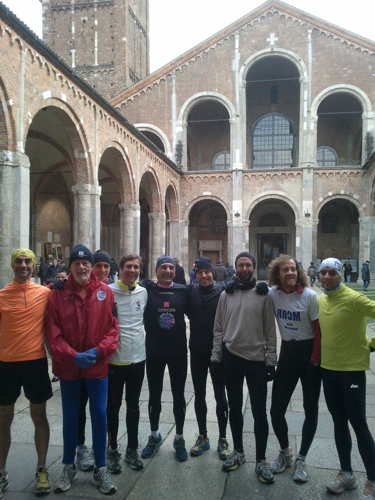 pilastri podisti nel sagrato di sant'Ambrogio pilastri podisti nel sagrato di sant'Ambrogio