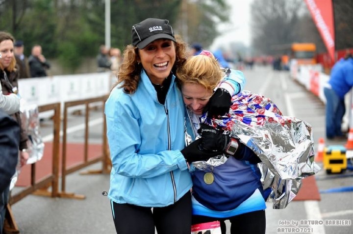 100 Km di Seregno 2010-L'abbraccio gioiso di Noemi Gizzi, compagna di squadra