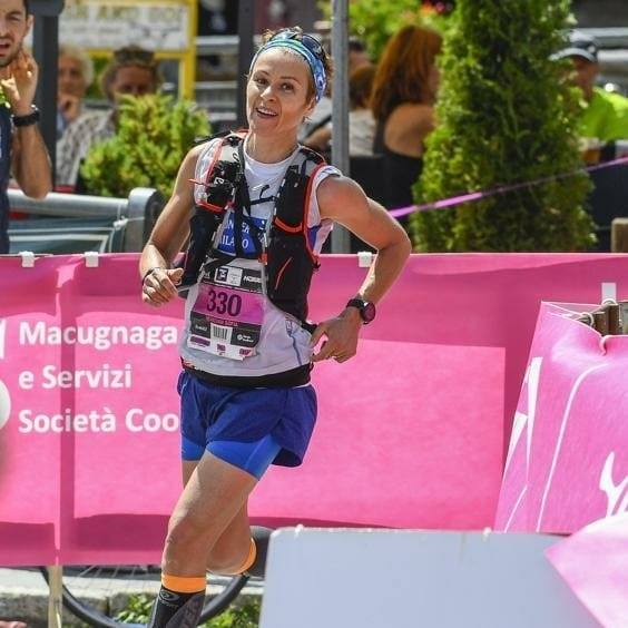 Sofia all'ultima curva prima di tagliare il traguardo da vincitrice al Monterosa Est Himalayan Trail (foto tratta dal sito web http://www.lastampa.it)