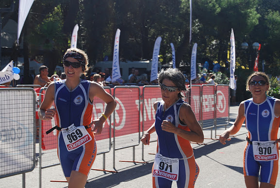 Le Tri-girls, belle come il sole durante una prova a squadre Le Tri-girls, belle come il sole durante una prova a squadre