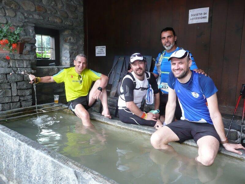 Ecco come i nostri compagni di squadra si sono consolati dopo l'arrivo (la fontana era famosa per l'acqua trasparente)