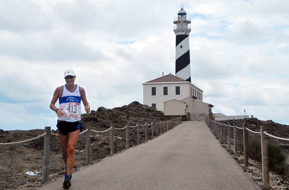 Maurizio Colombo sul percorso della maratona di Minorca.