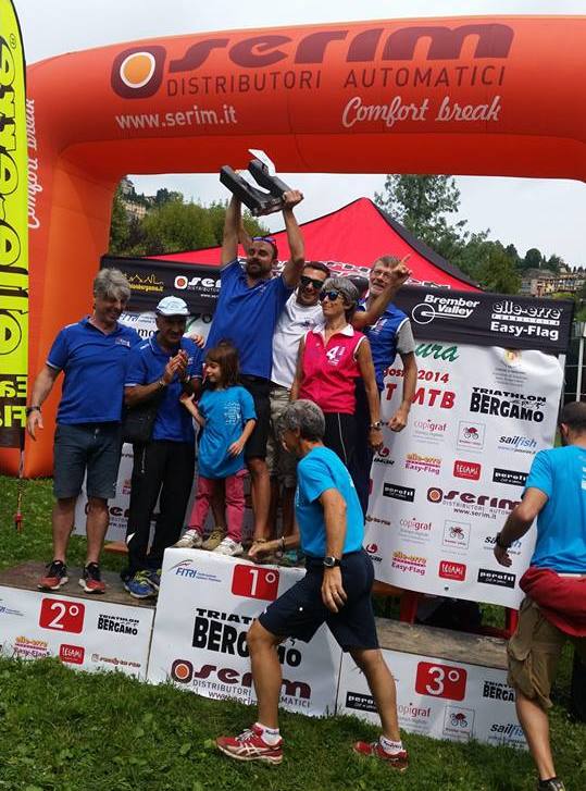 Gruppo Road a Bergamo con Diego che solleva la Coppa Lombardia