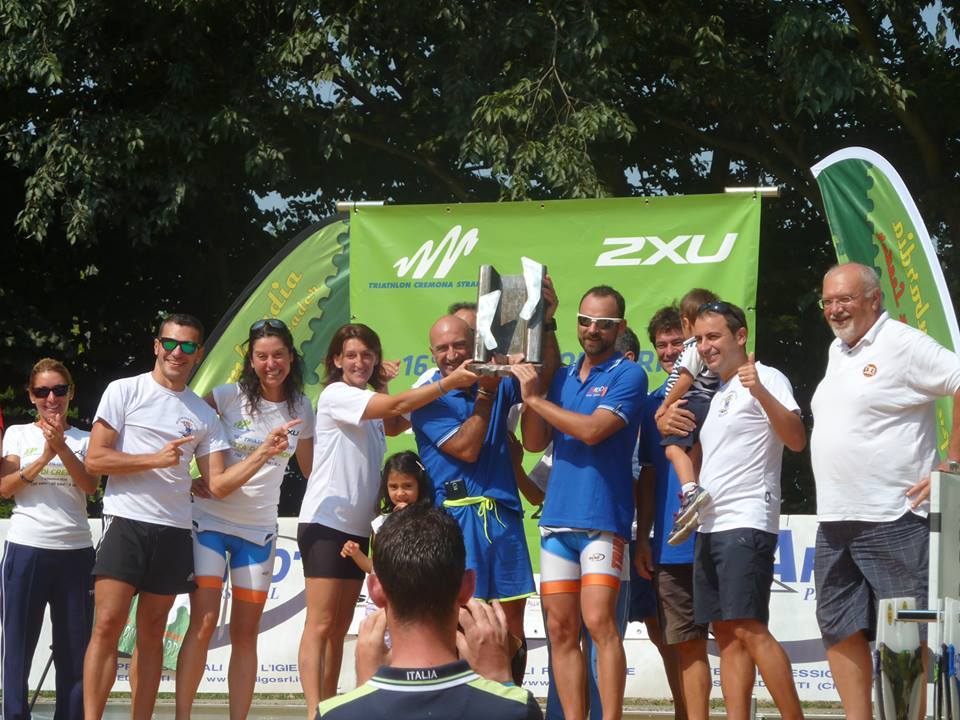 Il Gruppo Road a Cremona in posa con la Coppa Lombardia