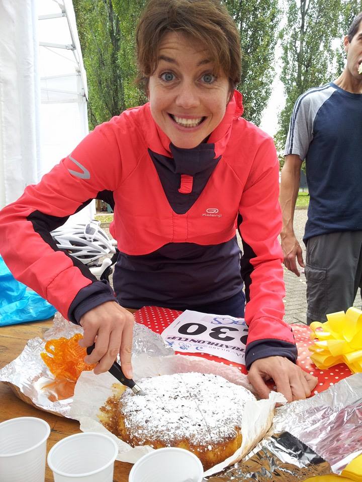 Simona e il taglio della torta dopo la gara
