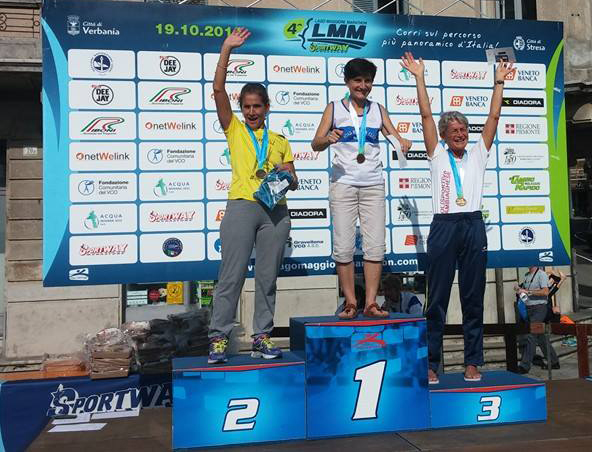 L'inossidabile Lorella Fumagalli sul podio della 33 km sul Lago Maggiore.