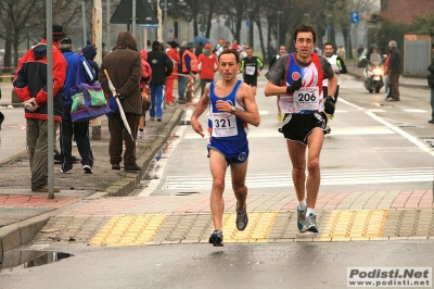 Lorenzo al passaggio sotto lo striscione