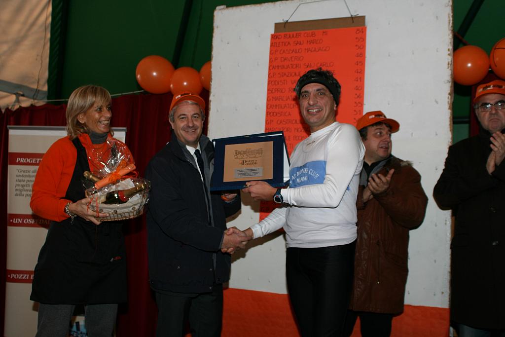 Il Vice-Vicario Brillo ritira il premio ad Olgiate