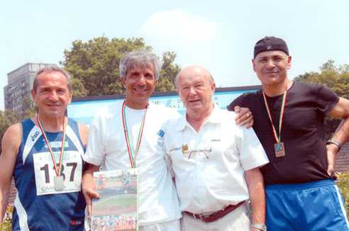 Nella foto il podio dei 200 m. M55 agli italiani di Milano - da sx: A.Rossi, V. Felicetti, Il presidente della W.M.A. Cesare Beccalli e M. Soru - Archivio Felicetti