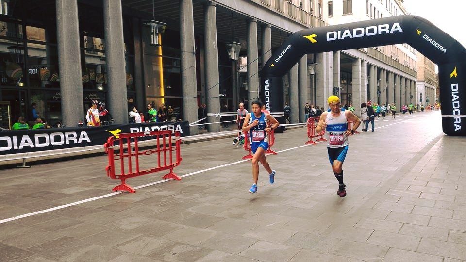 Lo sprint finale di Gianni Pistis all'arrivo della Mezza di Torino