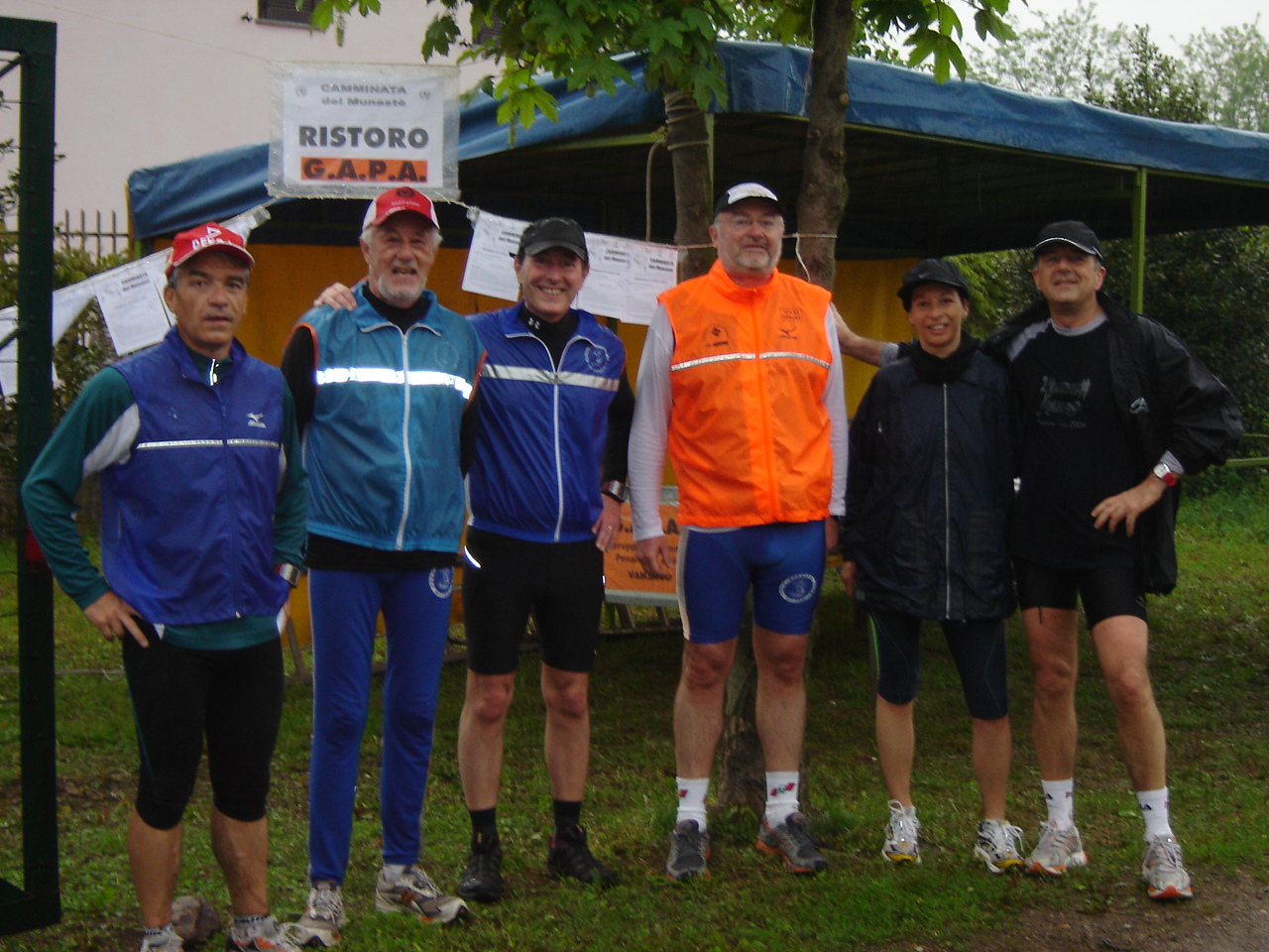 Il gruppo Road al ristoro che non c'è della corsa che non c'è
