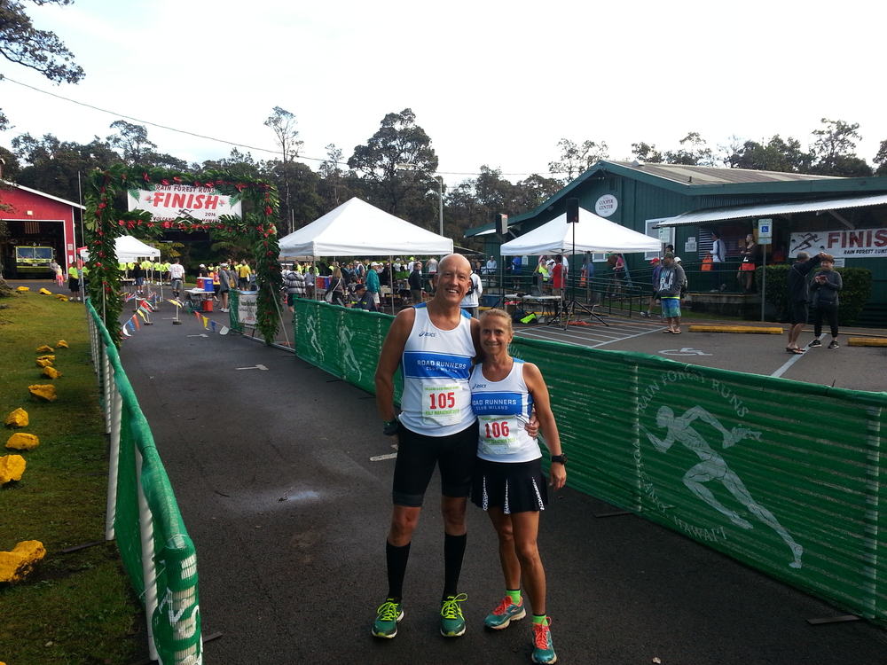 Massimo&Monica sorridenti alla Volcano Rain Forest Run, Hawaii..