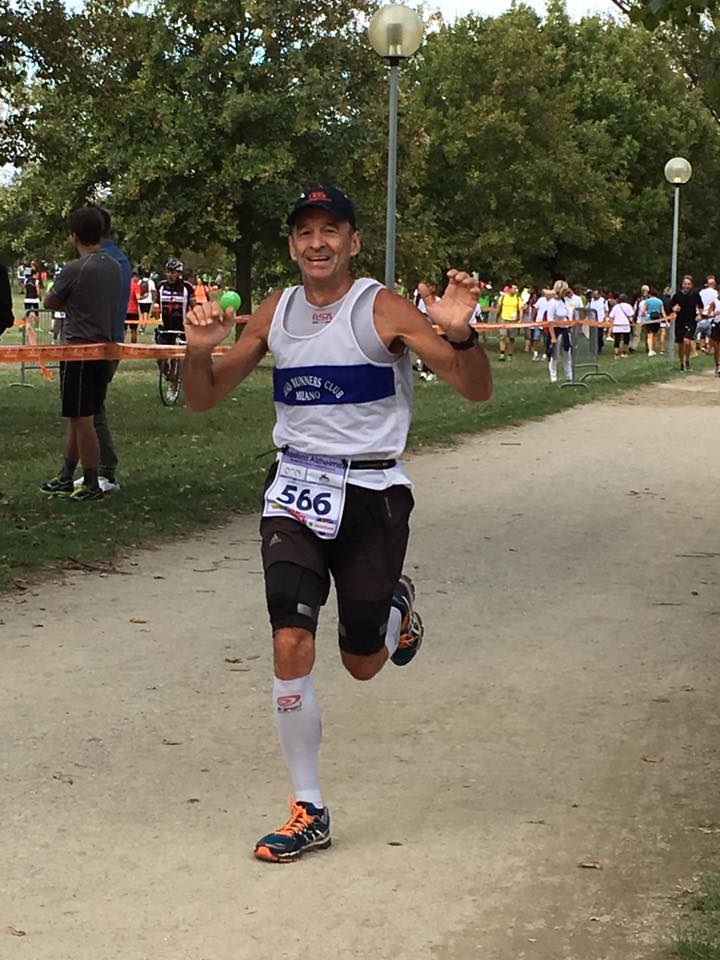 Fabio Corradini stanco ma contento saluta il pubblico alla fine dei 30km della Maratona Alzheimer..