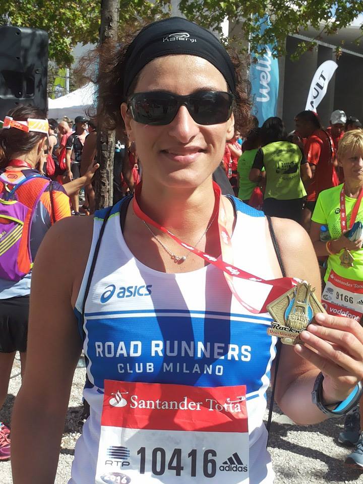 Alessandra Orzella felice dopo aver concluso la sua Mezza Maratona a Lisbona!