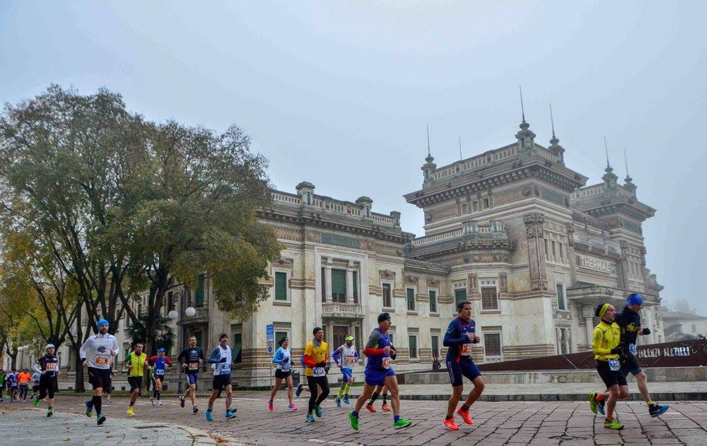 I concorrenti sfrecciano a Salsomaggiore, davanti al Palazzo delle Terme