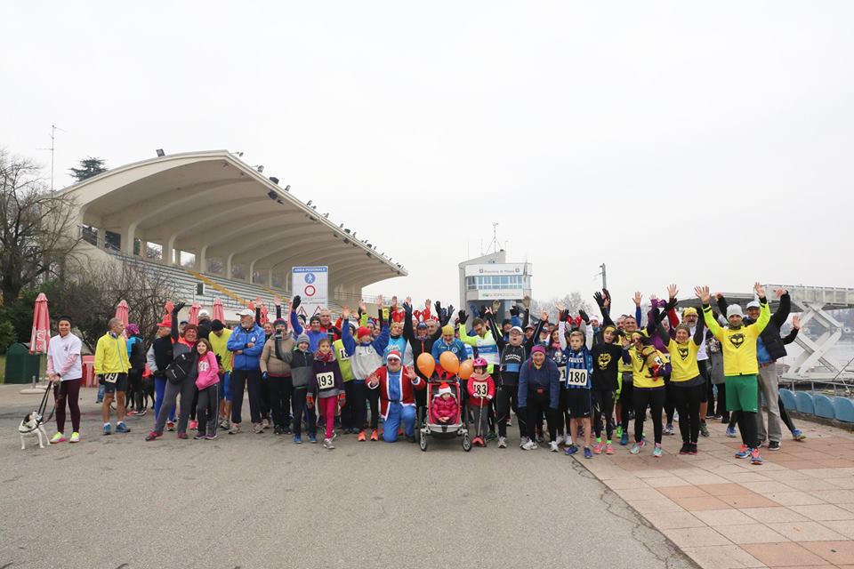 Tanta allegria all'Idroscalo ieri per la Christmas Family Run..