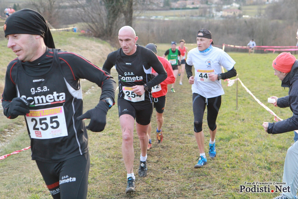 L'immagine clou del cross di Briosco: Ronk all'inseguimento degli avversari e GP che si sgola per sostenerlo