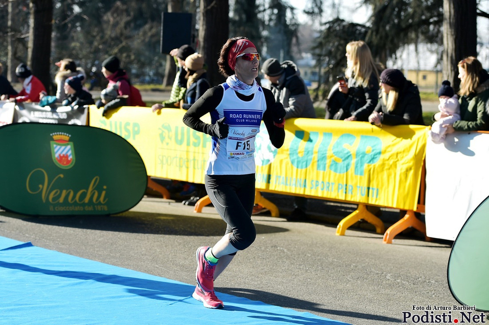 Mariateresa Scrivani all'arrivo della Mezza Maratona di San Gaudenzio